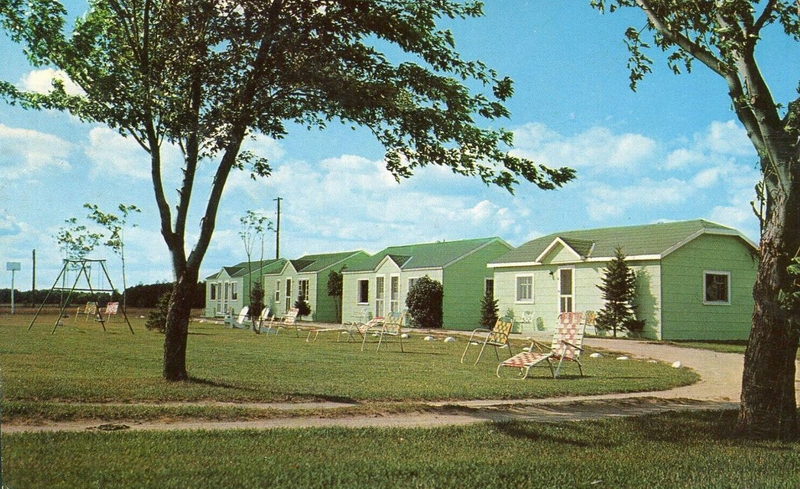 Roberts Motel (Roberts Ultra Modern Cabins) - 1957 Postcard